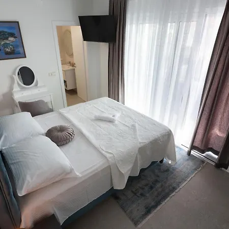 Amazing In With Heated Swimming Pool Sukosan