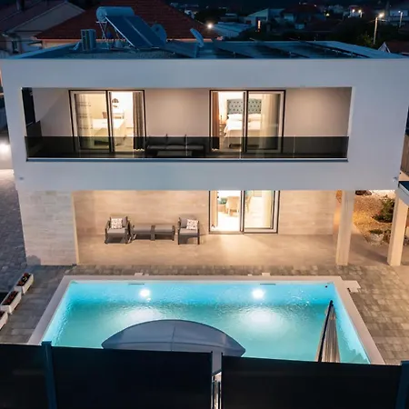 Amazing In With Heated Swimming Pool