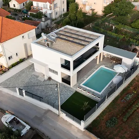 Amazing In With Heated Swimming Pool Sukosan